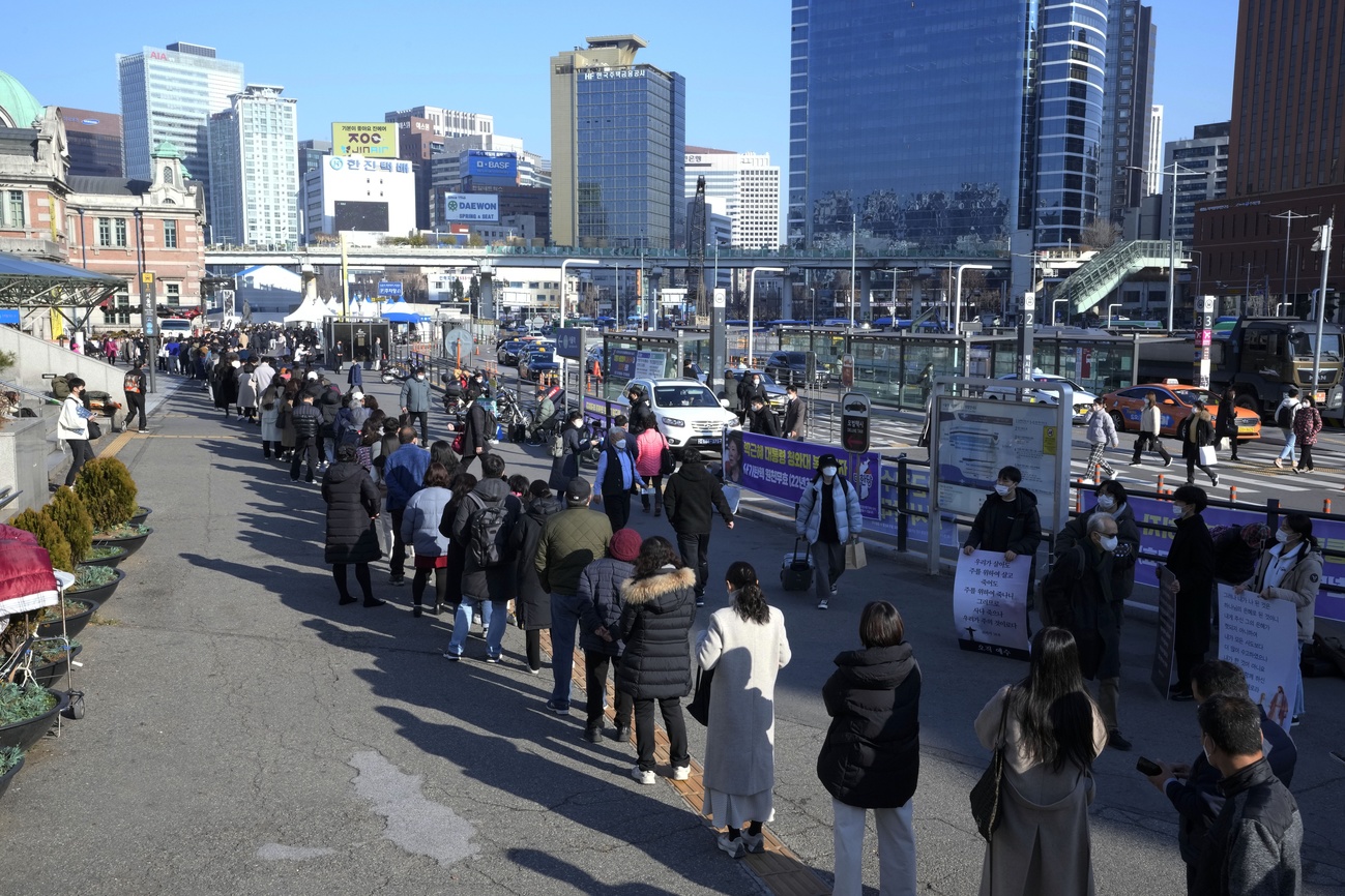 單日確診首破7千 韓國病床徹底塞爆